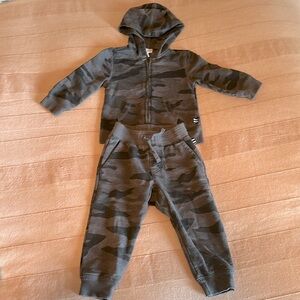 Splendid brand jogging suit in blue camo. Size 12-18 months.